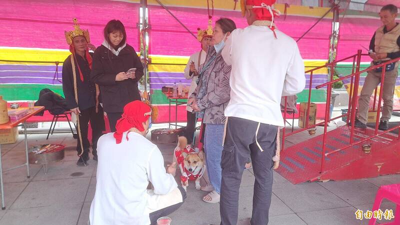 台東天后宮鑽轎底祈福人潮擠爆 毛小孩也來過七星橋求改運