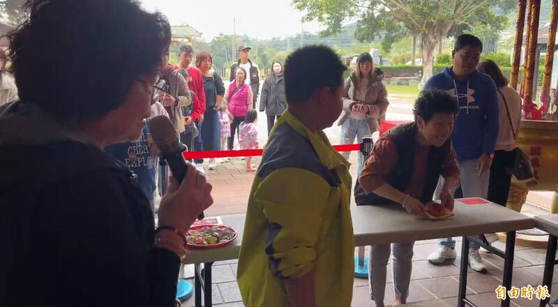 擲筊杯搶百萬發財金 台東鹿野聖安宮人氣旺