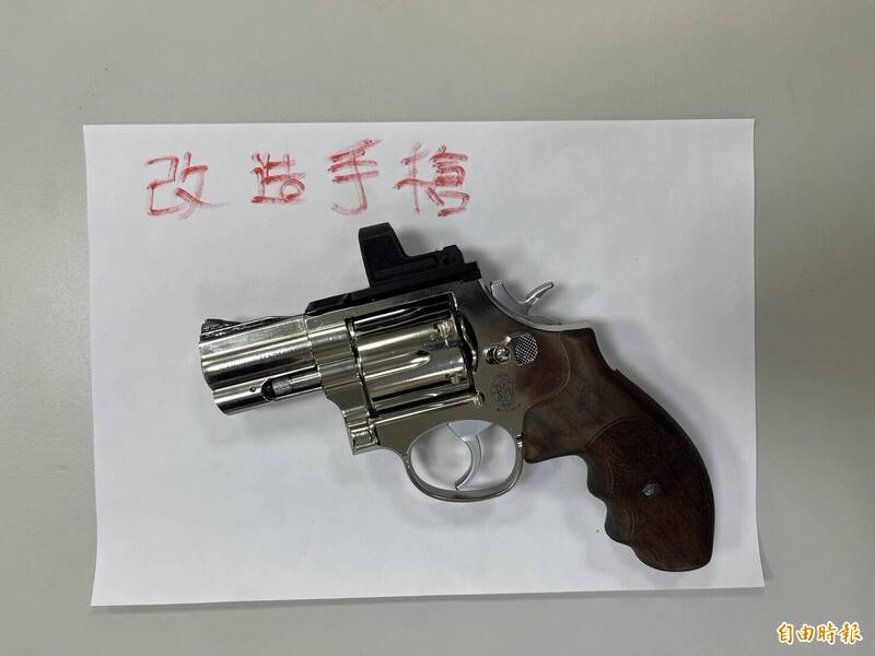 芦洲分局警方前往三重逮通缉犯，同时在屋内搜出改造手枪。（记者陆运锋翻摄）