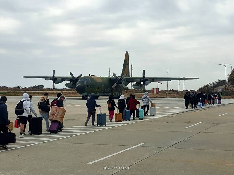 馬祖連兩天濃霧停航 民航局協調加開班機、申請軍機支援