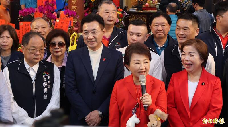 藍營姐弟大年初一同框參拜 盧秀燕表態:支持國防預算