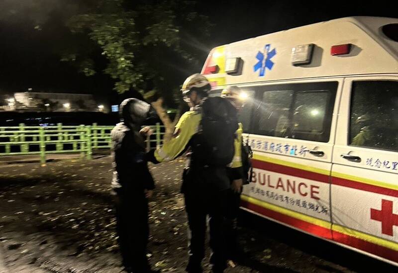除夕夜警消冒雨联手将迷路登山客护送下山送医。（记者卢贤秀翻摄）