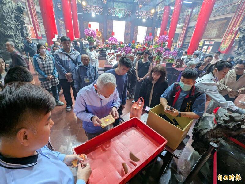 遊學太子爺駐駕竹山克明宮過年 「擲筊博金牌」開跑爆人潮