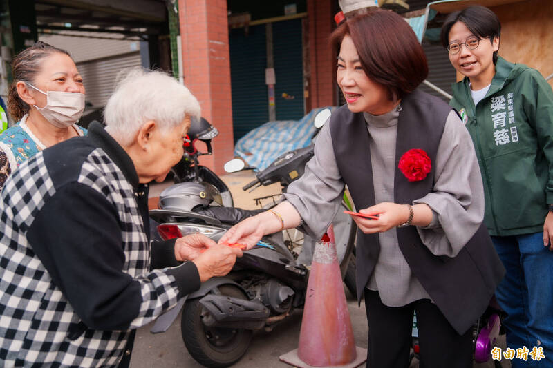 周春米走春拜廟發開運小紅包 民眾排人龍熱鬧滾滾