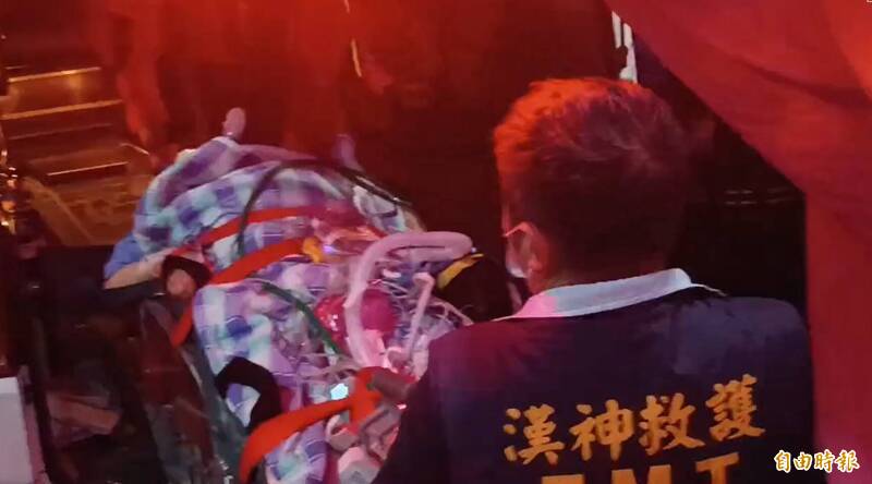 女兒陪同搭機 澎湖縣長陳光復抵達高雄榮總搶救