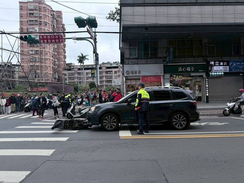 初一中和烘爐地交通大打結 用路人誤解義交指揮釀追撞