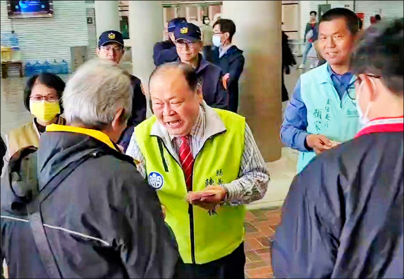 年初一發紅包 到演藝廳參加活動 澎湖縣長陳光復 階梯跌落昏迷