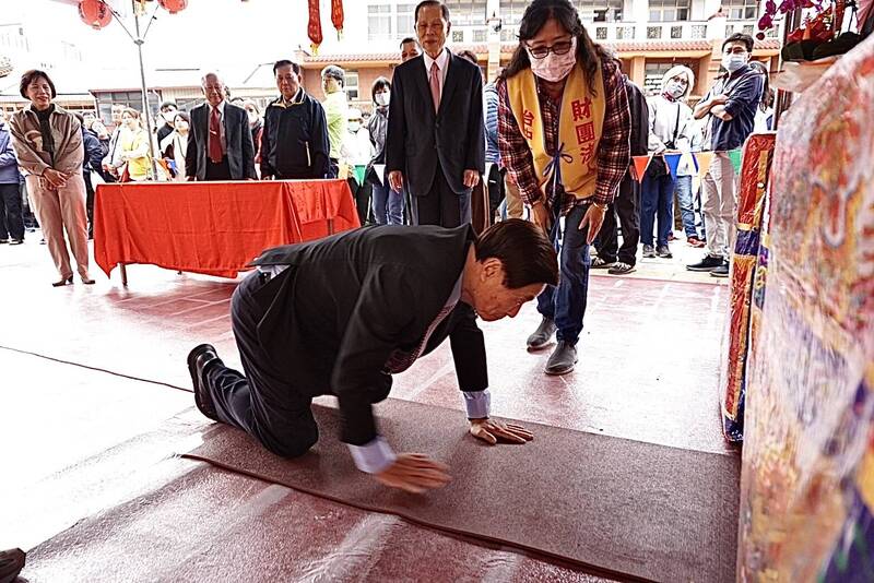 從年初一「踜轎腳」到初五 台中萬和宮人聲鼎沸、香火盛