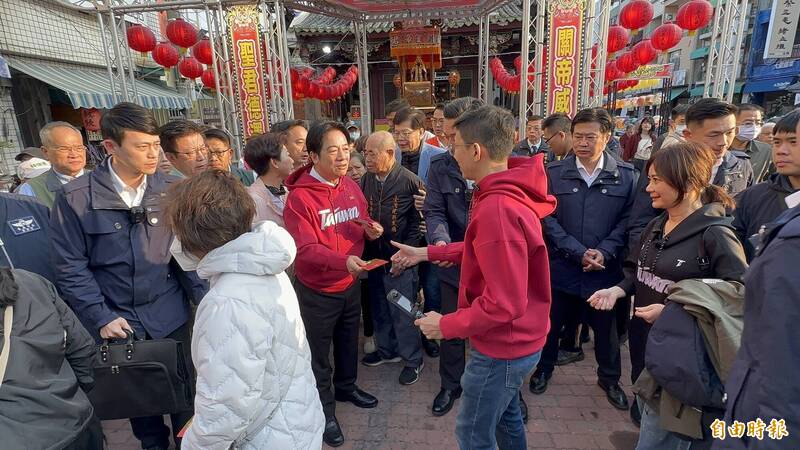 賴清德台南武廟發紅包 民眾大排長龍、頭香昨晚就來排隊