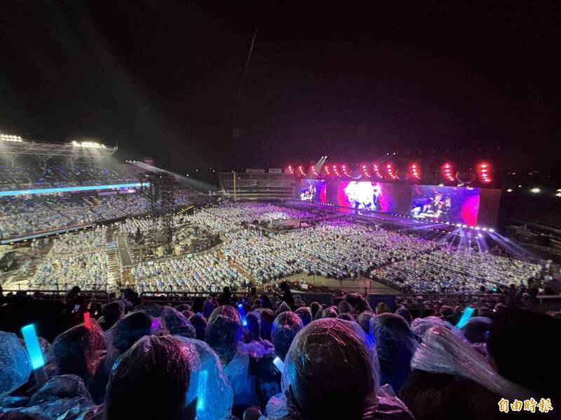 應援手燈如何點亮追星心理?學者分析萬人「光之海」的背後