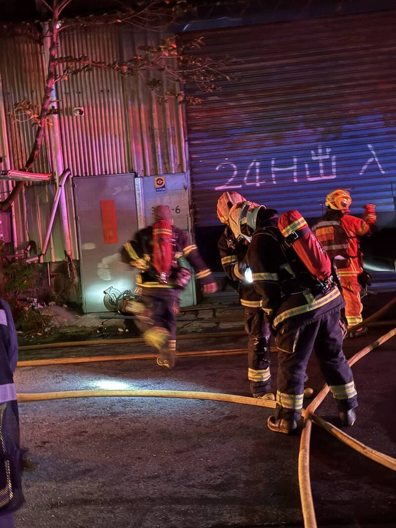 新北市芦洲区仁爱街上今天（18日）凌晨一间铁皮工厂爆发火警。（记者杨心慧翻摄）