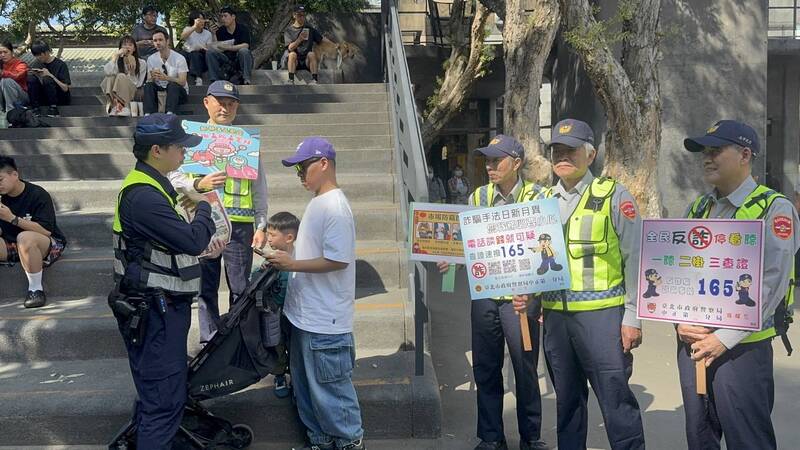 中正一分局春節進駐華山園區 機動派出所馬力全開反詐