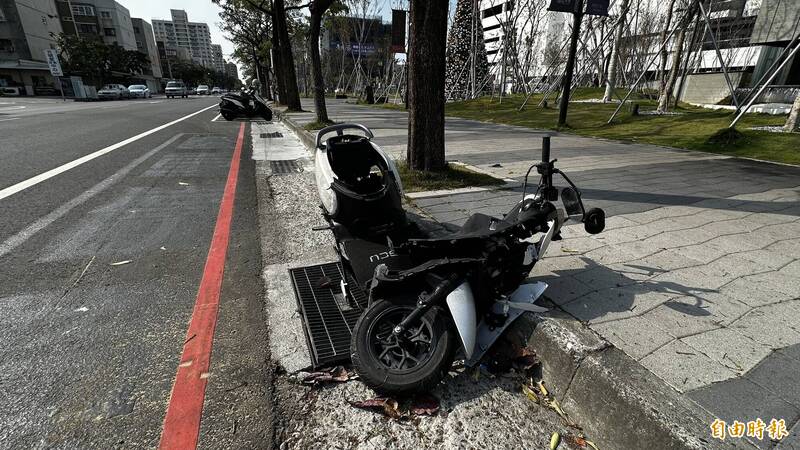 台南南區小年夜汽車過彎失控逆向衝撞機車3人傷 親友上網徵求行車紀錄影片
