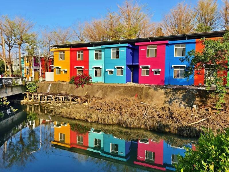 初二出遊去!台鐵重打造舊宿舍 「彩虹藝鐵」園區成枋寮新亮點