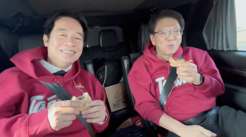 萬丹農民送紅豆餅讚「守住關稅」 賴清德車內開箱:我喜歡吃!