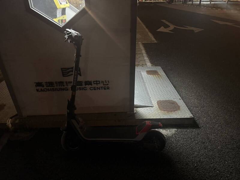 李姓男子夜骑自撞受伤，滑板车也严重受损。（警方提供）