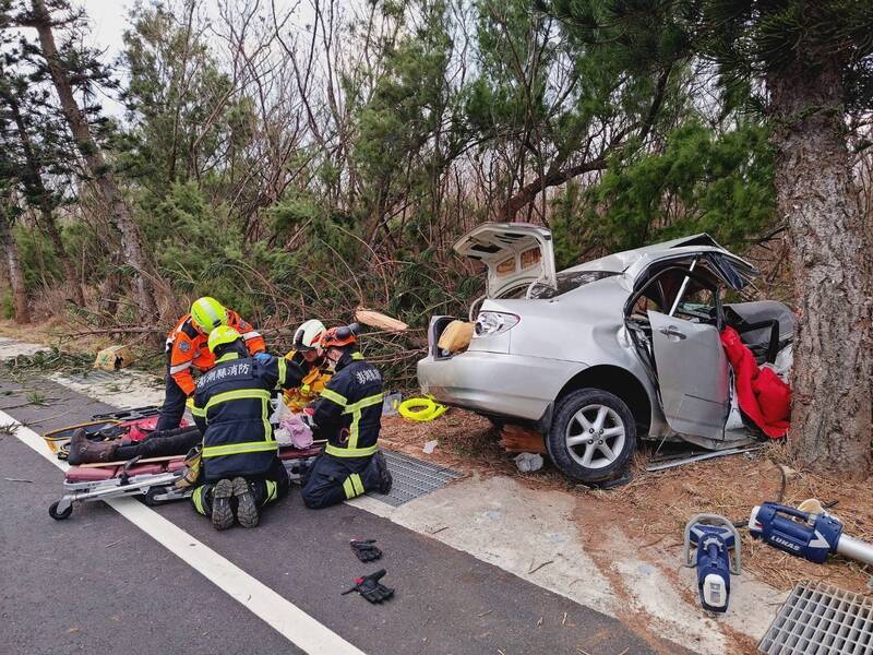 娘家宴後遇劫 赤崁村長夫婦送女兒回馬公返家途中自撞車禍搶命中