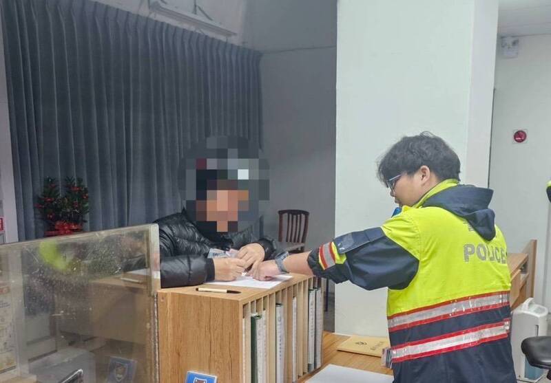 粗心基隆男騎士包紅包新鈔沿路掉 好心路人拾金不昧暖舉感動失主