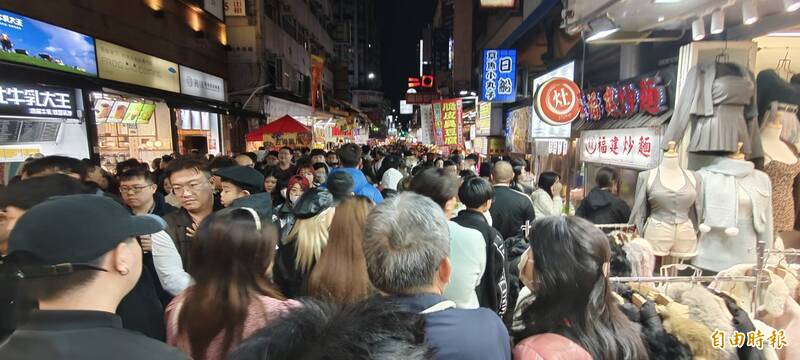 哈韓族快看!一中商圈過年人潮塞爆 韓版服飾店百元商品促銷