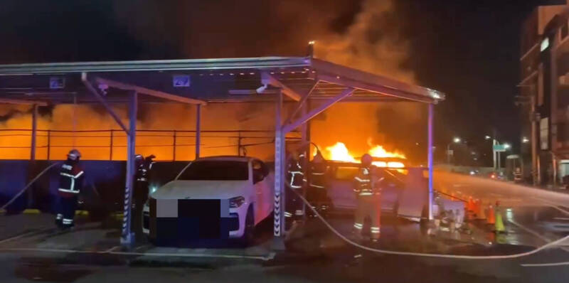 台南流當車放置場火警 多輛車遭燒毀