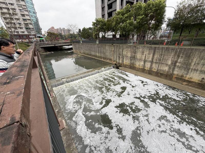 南崁溪上游漂「雪花」抓到了!桃市環局溯源查獲加油站洗車場最高罰300萬