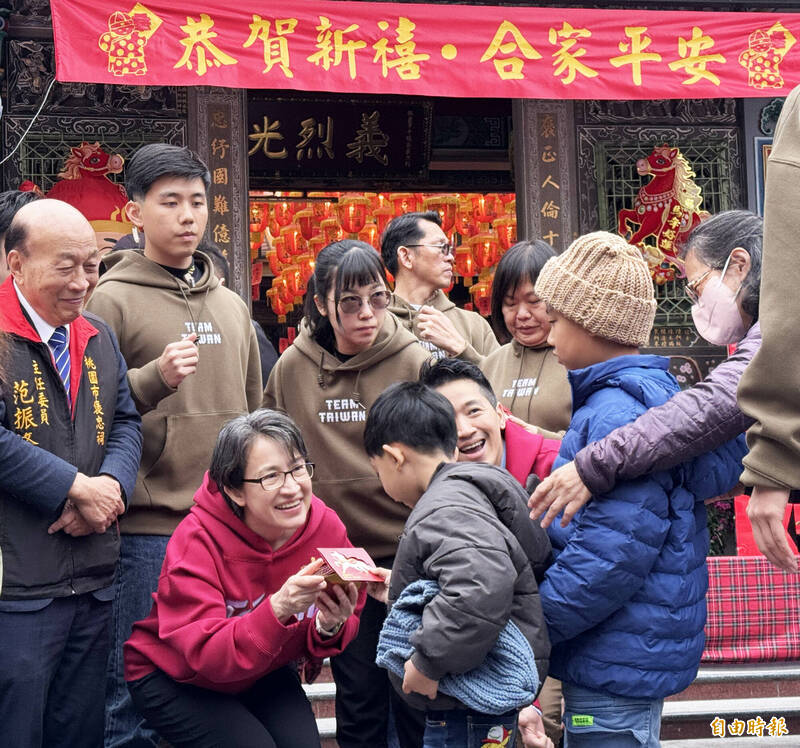蕭美琴走春「戰貓帽T」爆紅 全網狂敲碗︰哪裡能買到它?