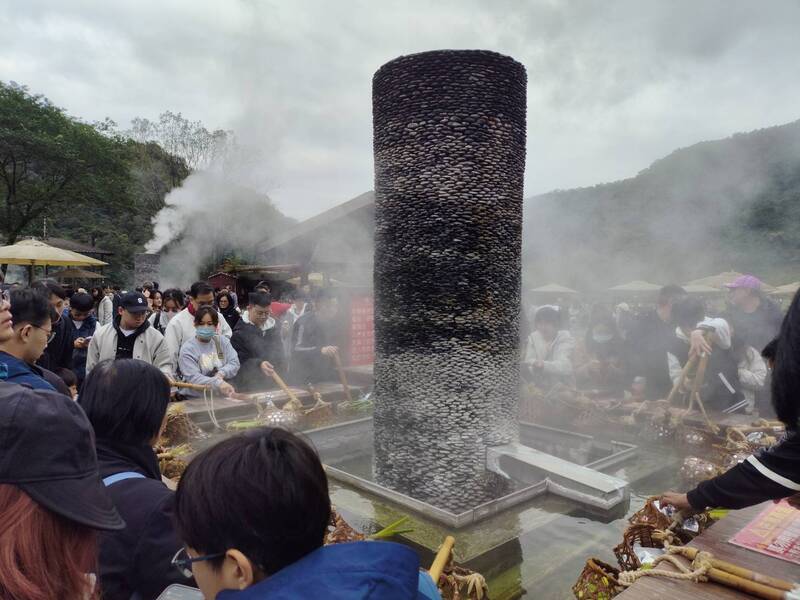 人氣強強滾!宜蘭清水地熱停車場爆滿 啟動交管採一出一進放行