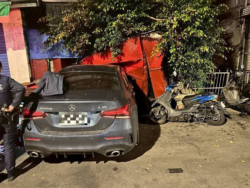 酒測過關卻失控撞民宅 駕駛車上查獲喪屍煙彈