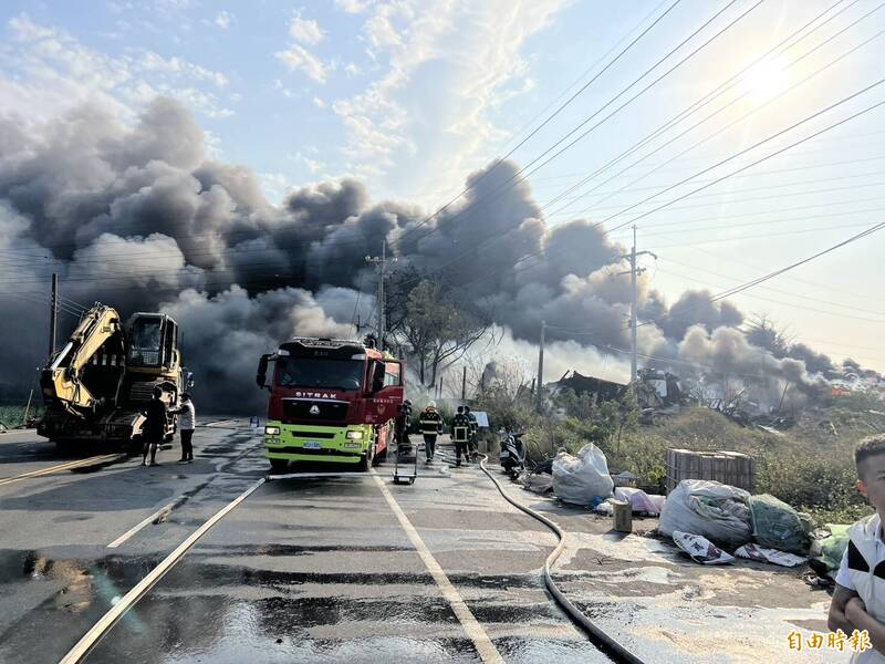 濃煙竄天！雲林褒忠資源回收廠大火 環保局緊急監測空污
