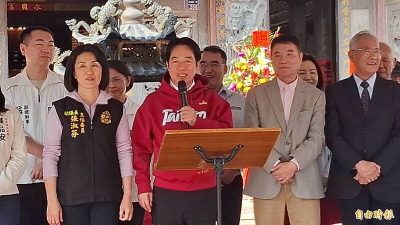 賴清德苗栗參香扮財神爺發1元福袋 盼鄉親賺大錢