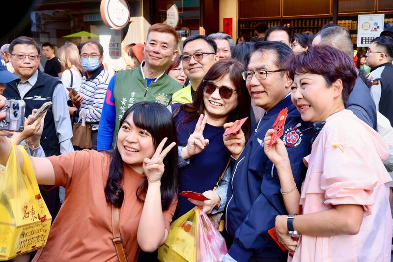 台南國華街商圈初三人潮擠爆 黃偉哲、陳亭妃西市場發紅包送祝福