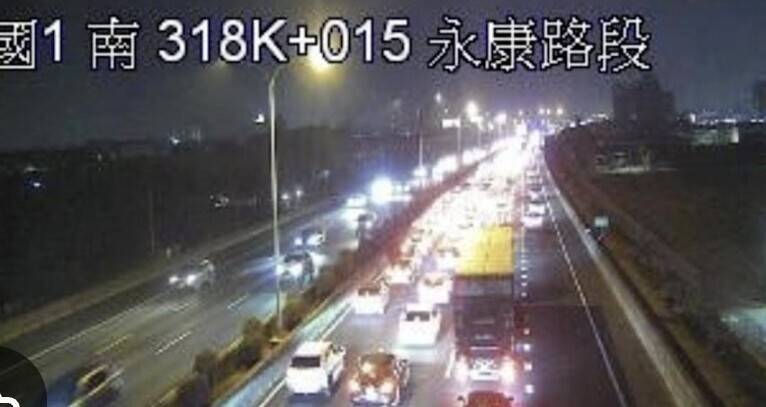 國道1號台南永康路段南向約318.5公里處，今晚發生追撞車禍，一度造成車流嚴重回堵。（擷取自國道即時影像）