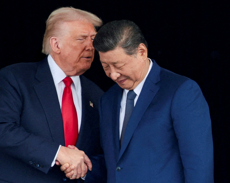 美国总统川普（左）声称正与中国国家主席习近平（右）讨论对台军售，引发外界质疑此举恐动摇美方长期遵循的「六项保证」惯例，让北京取得干预台湾防卫决策的机会。（路透资料照）