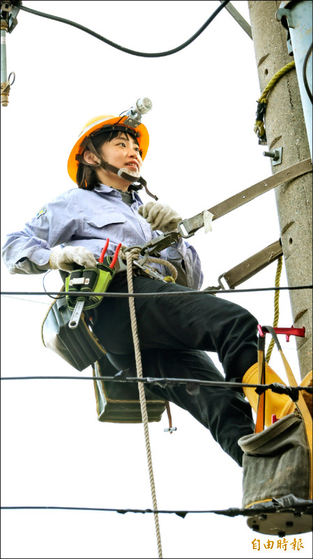 爬桿搶修、細心內勤 台電嬌小李亦婕動靜兼備