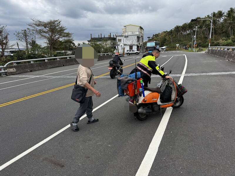 迷途老翁機車故障差點回不了家 都蘭暖警即刻救援