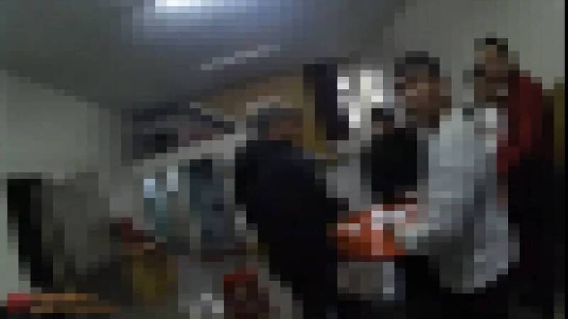 新北市莺歌区中正三路一间民宅，过年公然聚赌，警方上门一举查获。（警方提供，记者吴仁捷翻摄）