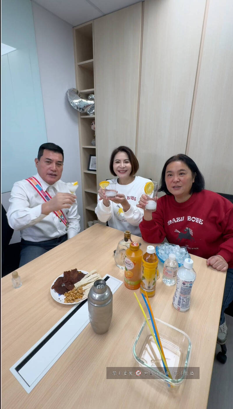 開箱「國寶」金門高粱 藍委合體秀調酒賀新春