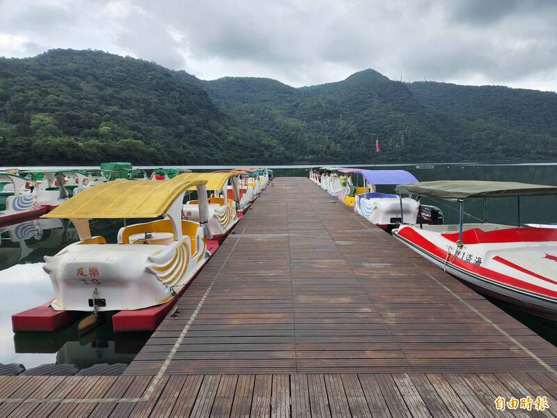 花莲鲤鱼潭潭北有一块无动力船专用区域，除此之外都是共用水域，造成无动力船、动力船航线交织，容易因涌浪造成无动力船剧烈晃动危险。（记者花孟璟摄）