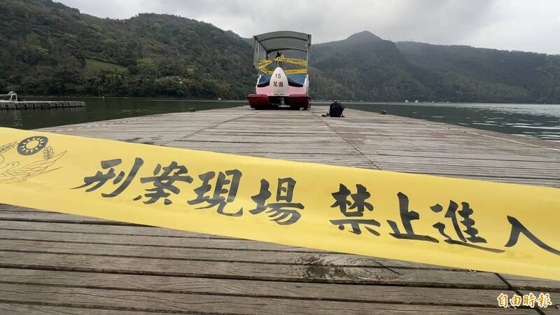 大年初三花莲鲤鱼潭出事了，天鹅船因为动力快艇行驶后造成的涌浪翻覆，警方将追究快艇有无触犯公共危险罪。（民众提供）