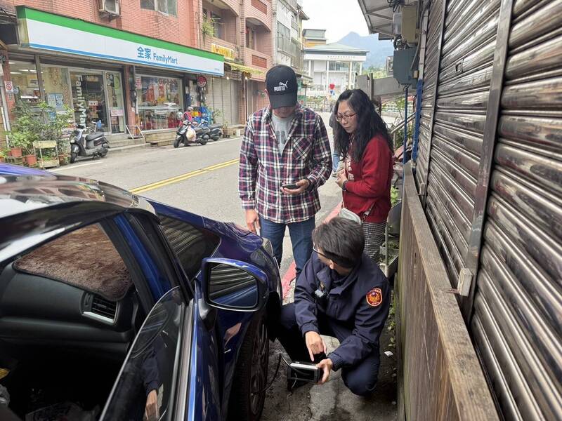 年假北上遊平溪慘遇胎壓不足寸步難行 瑞芳暖警出手救援