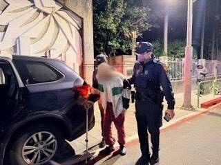 9旬翁低溫獨自坐臥街頭 萬華警「逐戶詢問」助返家