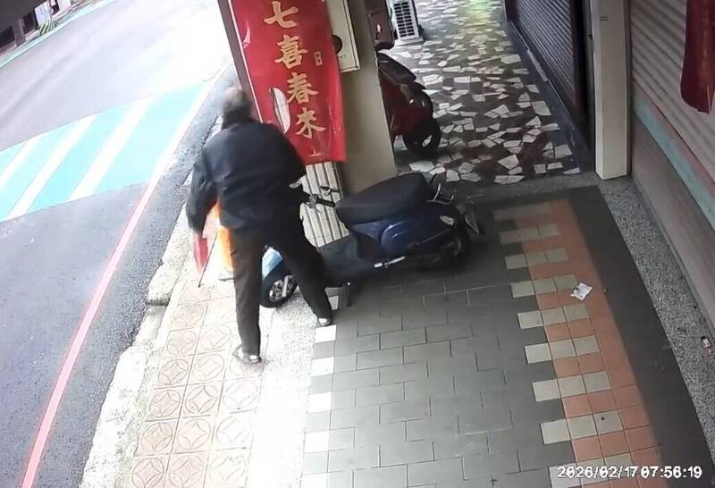 桃市議員黃瓊慧服務處賴蕭春聯初一遭割毀 警速逮涉案阿北送辦