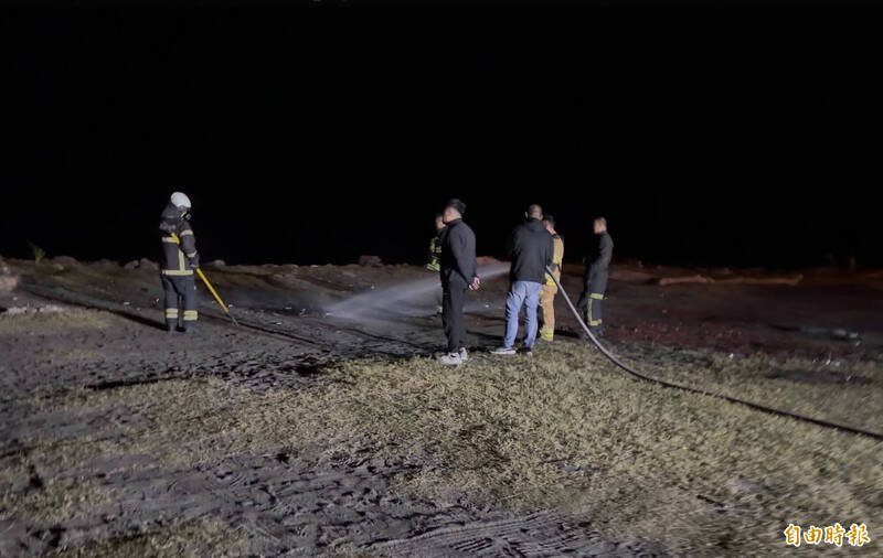 警义消到场时，垃圾也在大火中几乎迅速被烧光，留下浓厚气味和未消散的烟雾。（记者刘人玮摄）