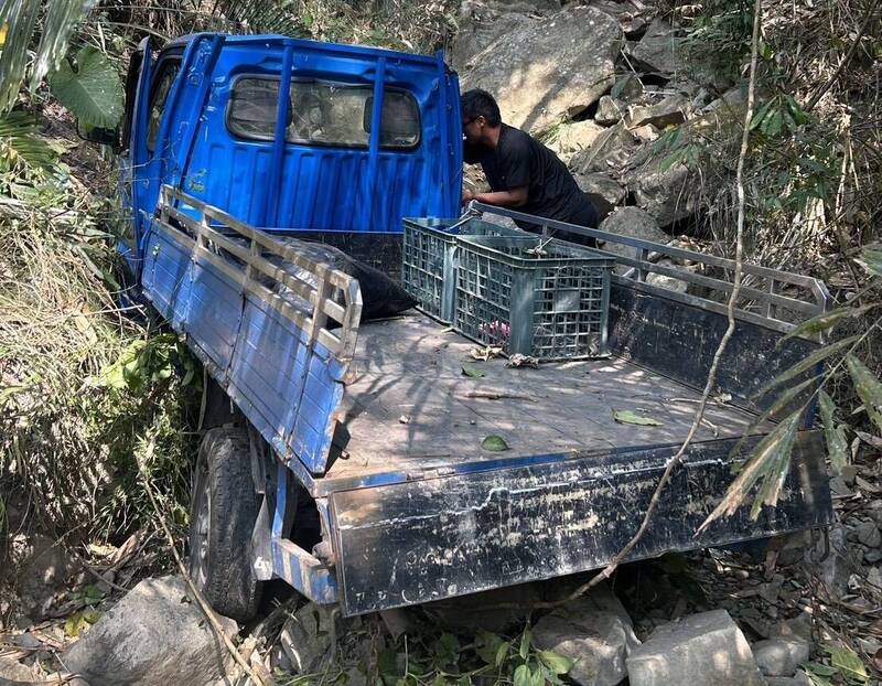 婦人駕車墜20公尺深山谷! 嘉縣警消民合力救援脫困