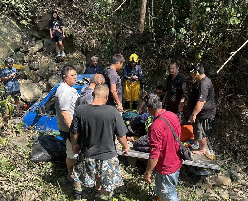 警、消人员与村民将庄女救出送医。（警方提供）