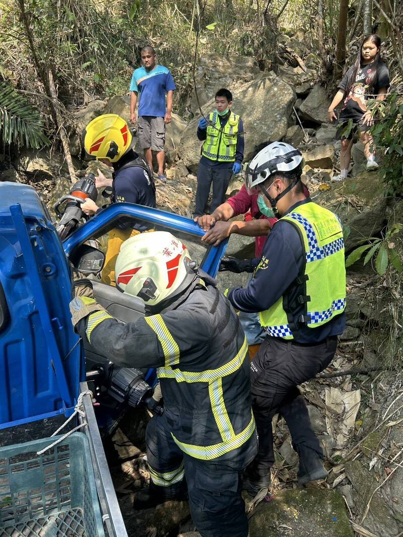 庄女受困在车内，由救援人员救出。（警方提供）