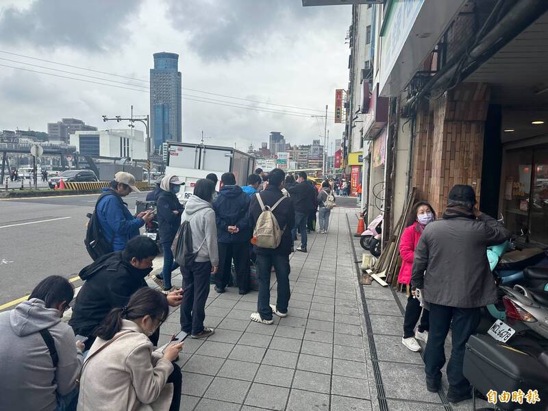 基隆護國城隍廟發放6千枚立體5元發財金 吸引逾2公里人潮