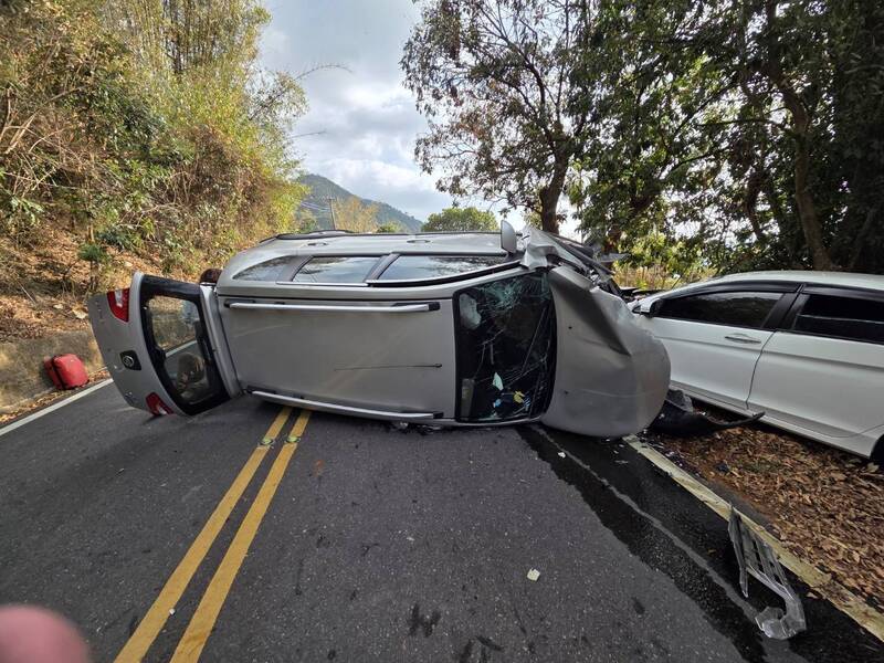 高雄市六龜區台27線9公里處初四下午發生一起對撞車禍，休旅車當場翻覆。（民眾提供）