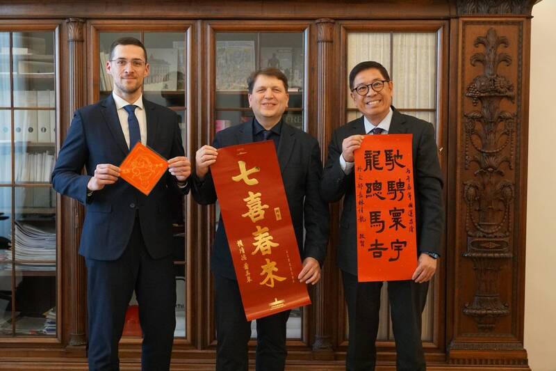 斯洛伐克首都舊城區市長向台灣賀年 我駐斯代表贈賴總統春聯
