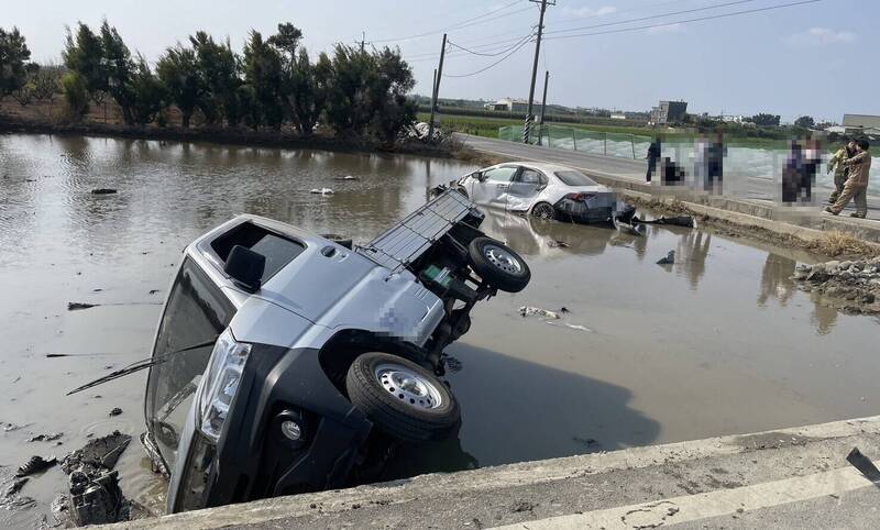 嘉義水上2車對撞衝入田中 7旬婦一度無生命跡象搶救中
